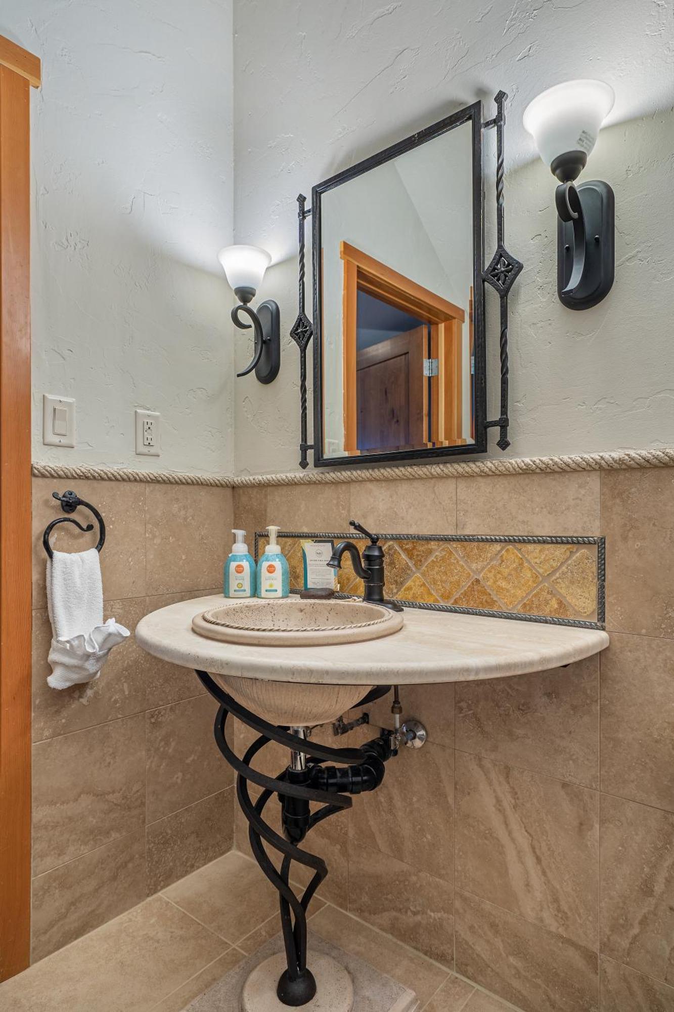 Parkland301 Sunlit 2,000 Ft² Penthouse With Mtn View Lejlighed Canmore Eksteriør billede