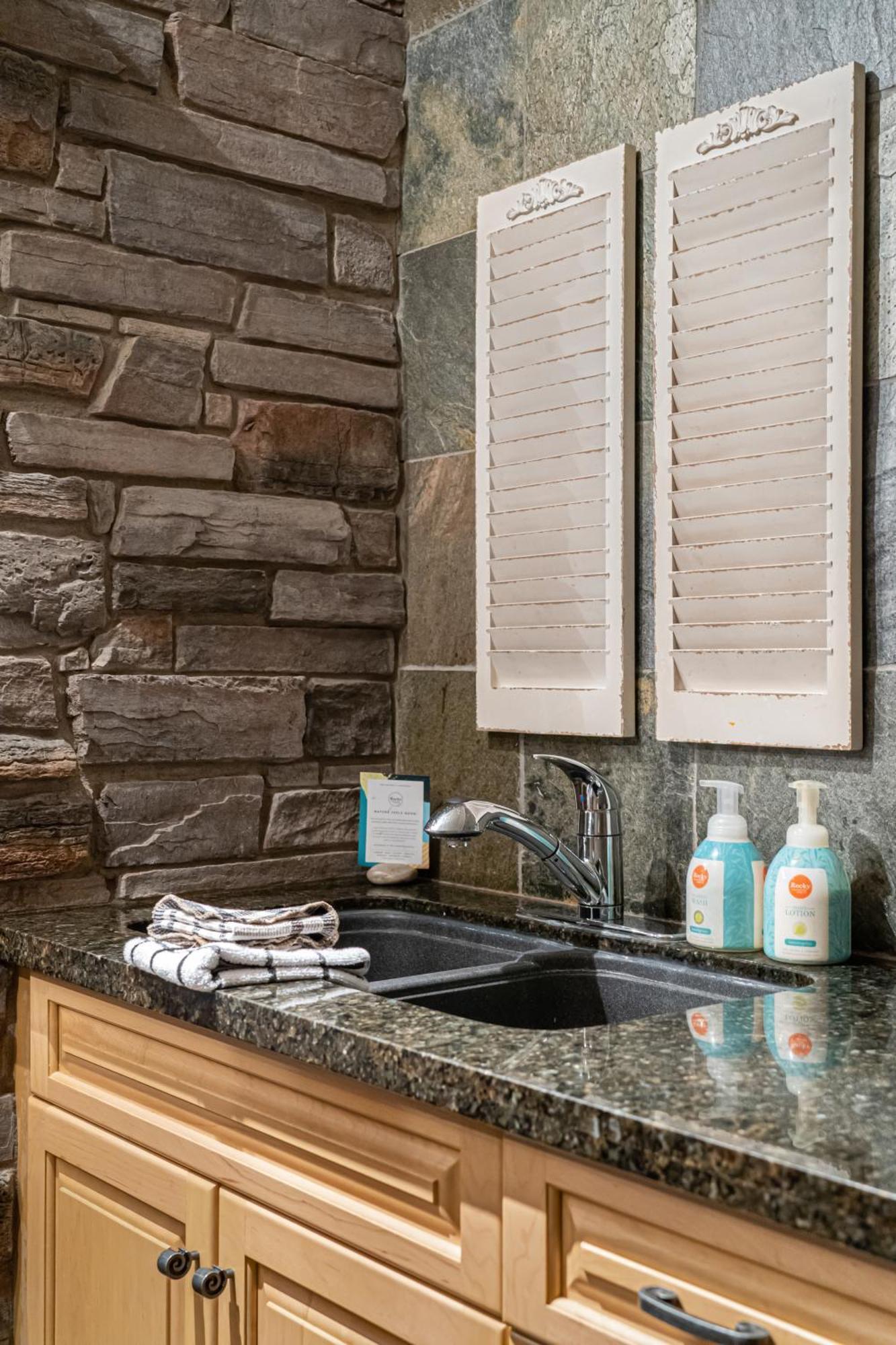 Parkland301 Sunlit 2,000 Ft² Penthouse With Mtn View Lejlighed Canmore Eksteriør billede