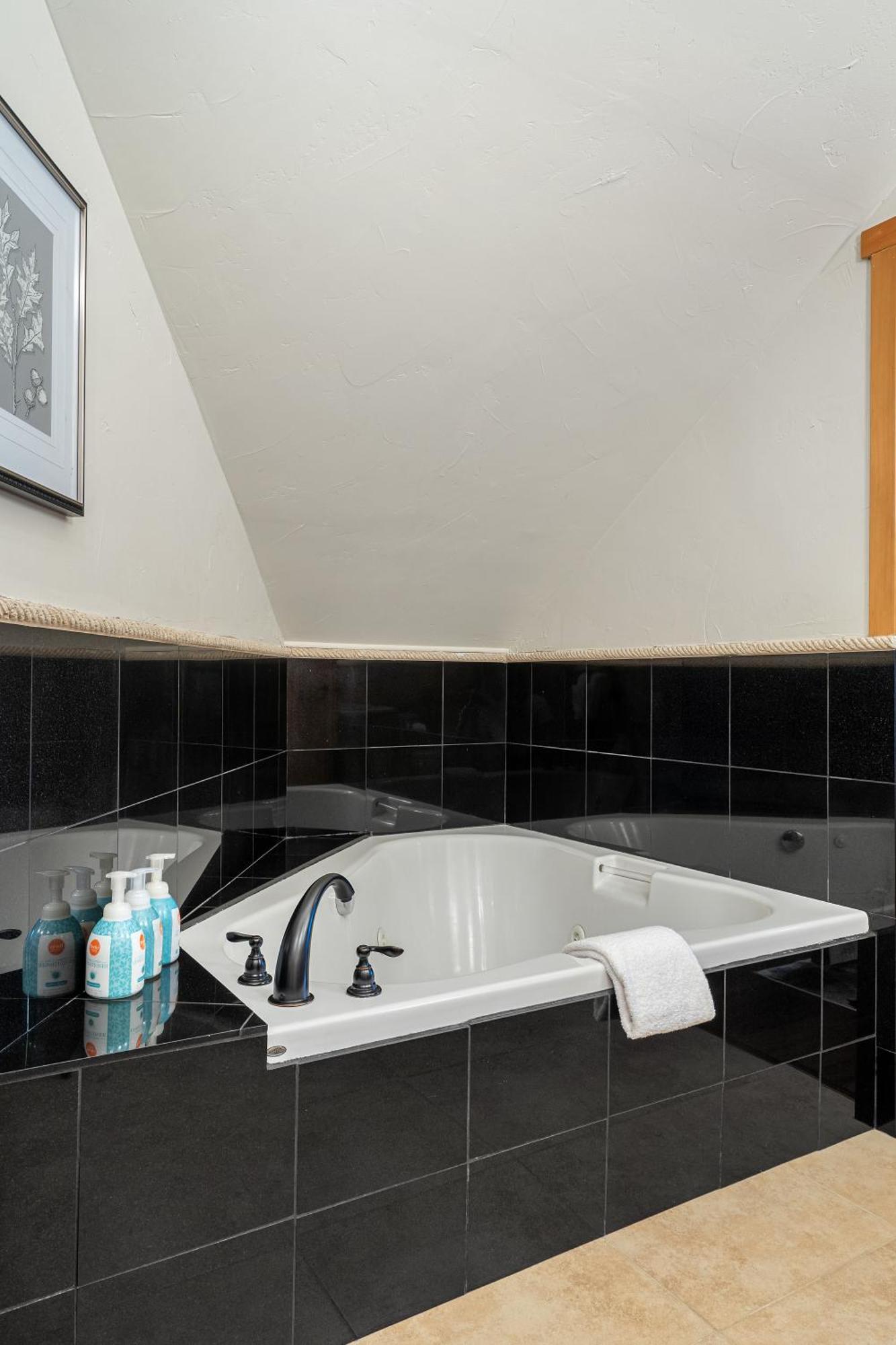 Parkland301 Sunlit 2,000 Ft² Penthouse With Mtn View Lejlighed Canmore Eksteriør billede