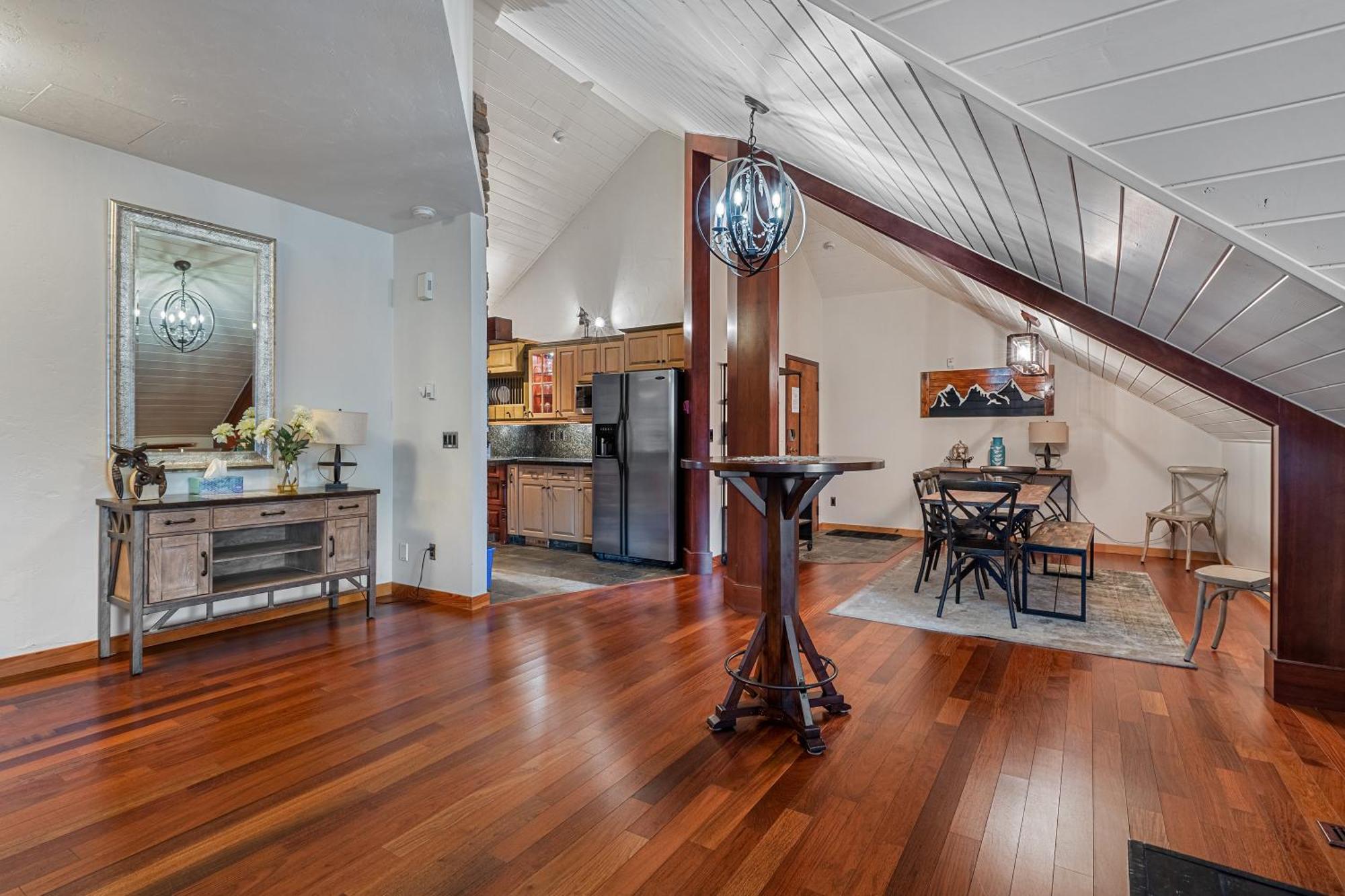 Parkland301 Sunlit 2,000 Ft² Penthouse With Mtn View Lejlighed Canmore Eksteriør billede