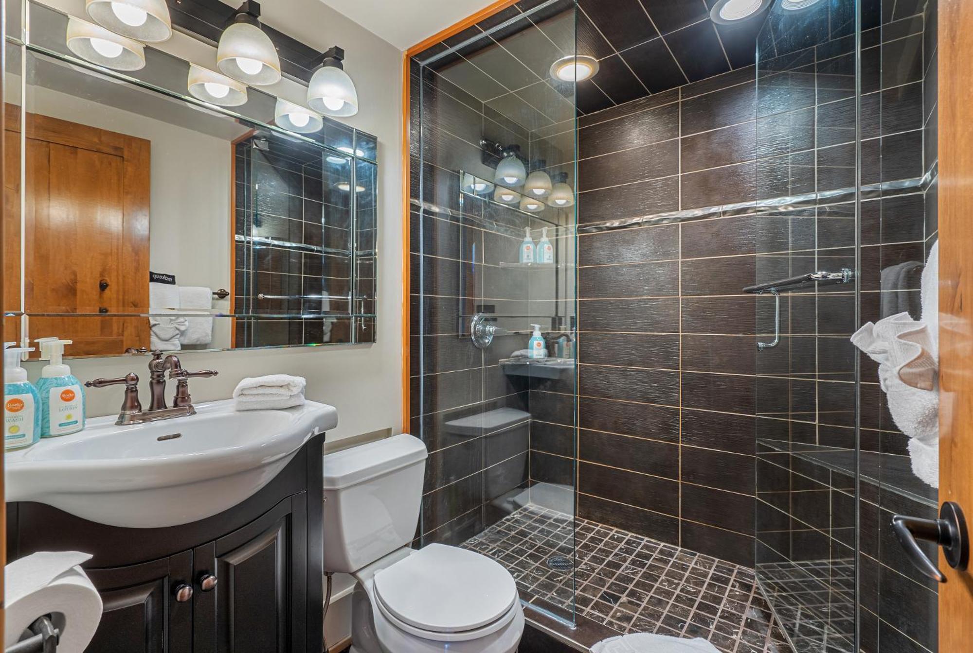 Parkland301 Sunlit 2,000 Ft² Penthouse With Mtn View Lejlighed Canmore Eksteriør billede
